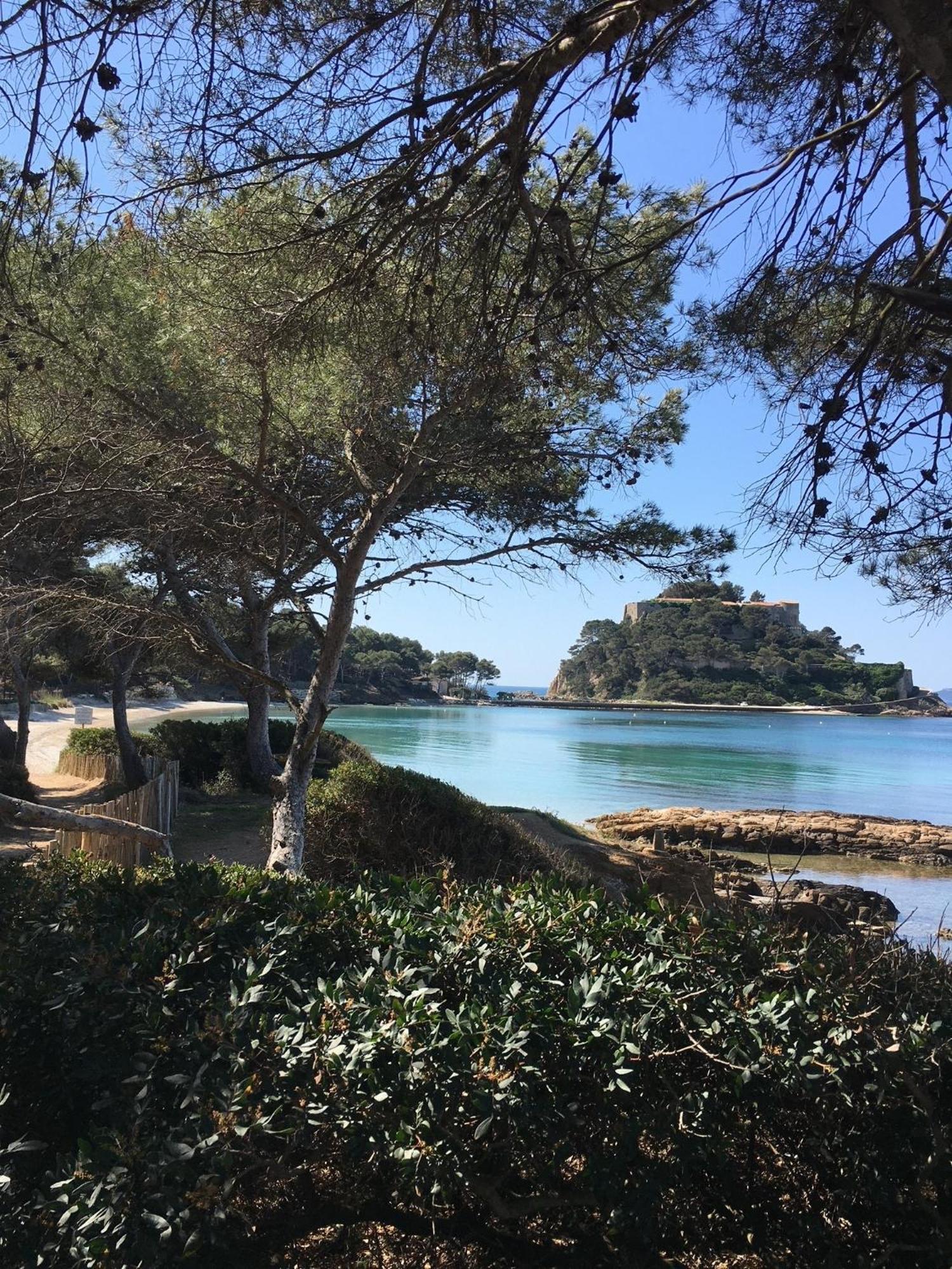 Appartement T3 Lumineux Traversant Totalement Neuf En Face De La Plage Front De Mer Vue Sur Les Iles Vue Mer Panoramique Assuree Residence De La Plage Centre Ville Du Lavandou 3Eme Etage Avec Ascenseur Appartement T3 Le Lavandou Exterior foto