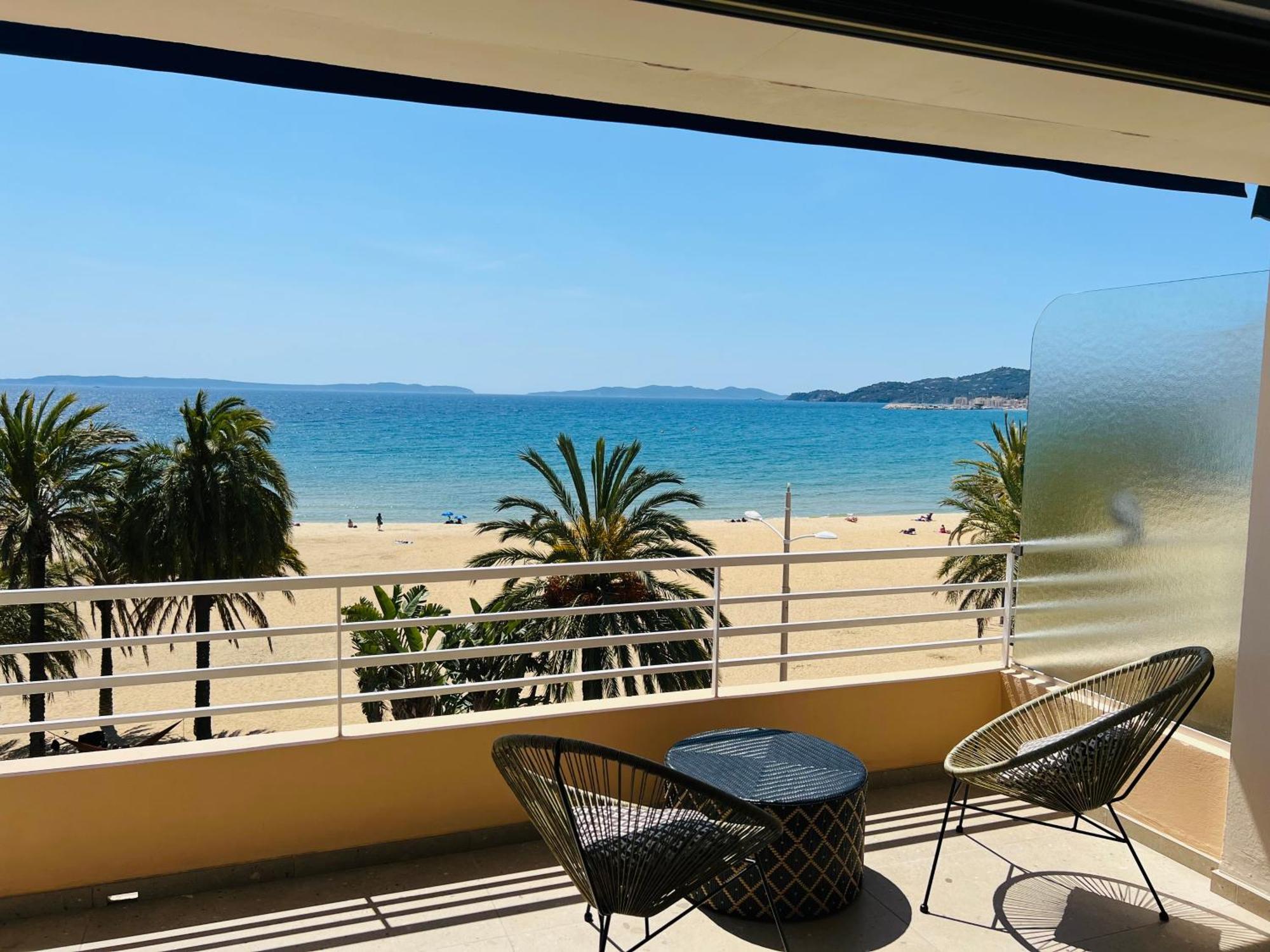 Appartement T3 Lumineux Traversant Totalement Neuf En Face De La Plage Front De Mer Vue Sur Les Iles Vue Mer Panoramique Assuree Residence De La Plage Centre Ville Du Lavandou 3Eme Etage Avec Ascenseur Appartement T3 Le Lavandou Exterior foto